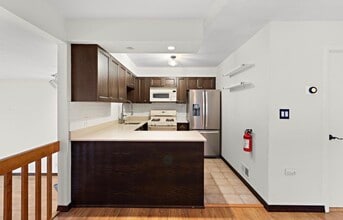 228 Sandcastle Ky in Secaucus, NJ - Foto de edificio - Building Photo