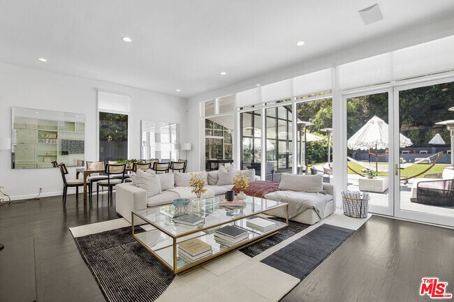 1833 Franklin Canyon Dr in Beverly Hills, CA - Building Photo - Building Photo