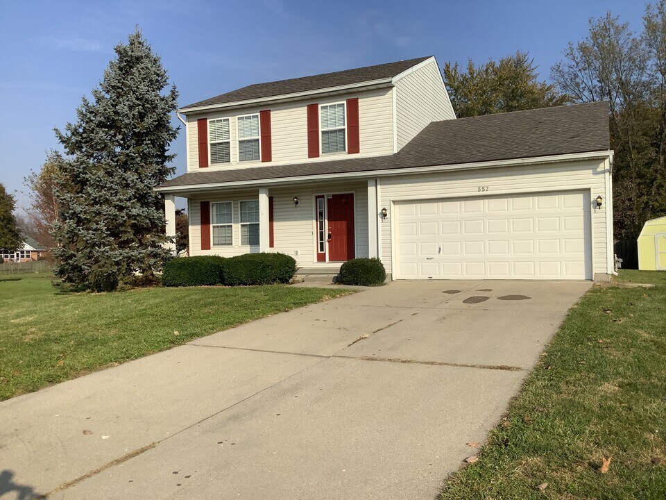 557 Whispering Pines Pl in Trenton, OH - Foto de edificio