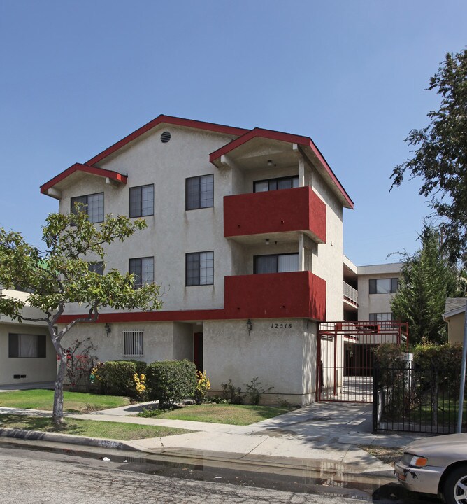 12516 Cranbrook Ave in Hawthorne, CA - Building Photo