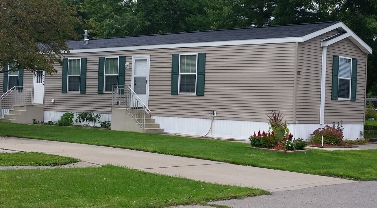 Countryside Village in Perry, MI - Foto de edificio