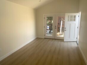 2916 E 10th St, Unit A in Long Beach, CA - Building Photo - Building Photo