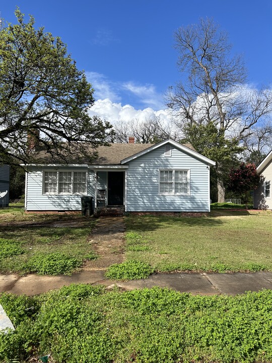 401 Troutman Ave in Fort Valley, GA - Building Photo