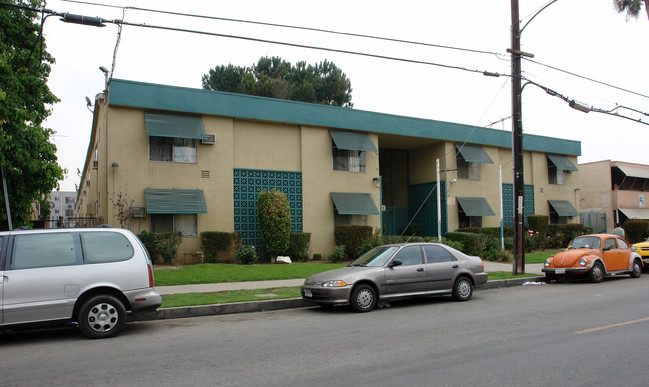 8418 Willis Ave in Panorama City, CA - Foto de edificio - Building Photo