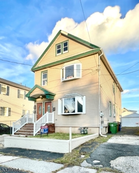 property at 826 E Curtis St