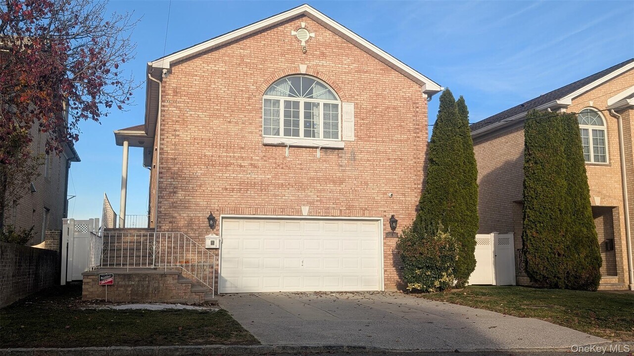 150-95 Powells Cove Blvd in Queens, NY - Building Photo