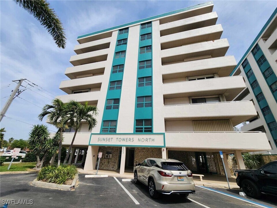 4803 Sunset Ct in Cape Coral, FL - Foto de edificio