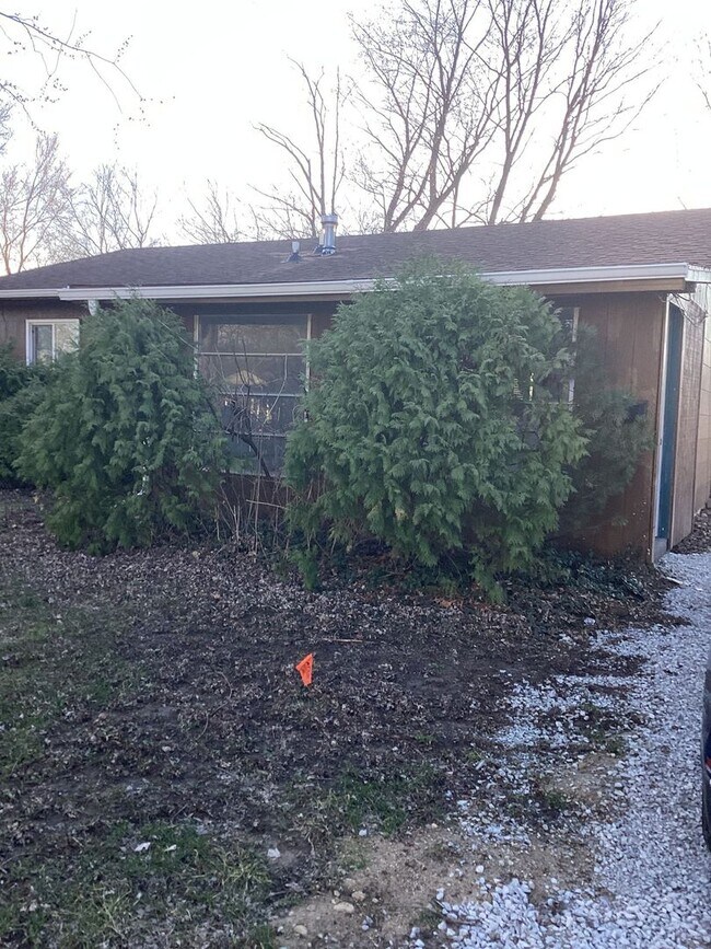 1027 Silver Ct in Anderson, IN - Building Photo - Building Photo