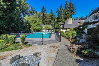 9907 NE 124th St in Kirkland, WA - Building Photo - Building Photo