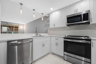 7100 NW 17th St in Plantation, FL - Foto de edificio - Building Photo