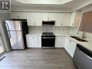 23 Observatory Ln in Richmond Hill, ON - Building Photo - Building Photo