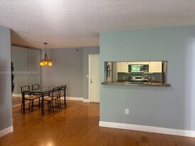 19555 E Country Club Dr in Aventura, FL - Building Photo