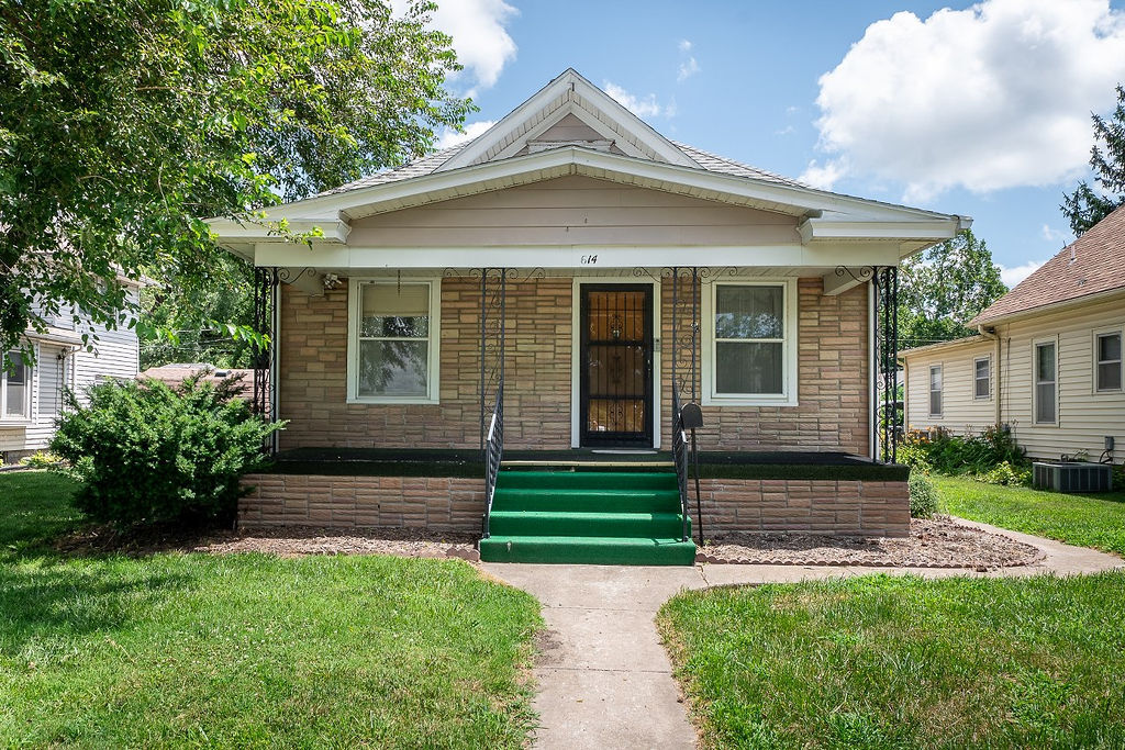 614 NE Emmett St in Topeka, KS - Foto de edificio