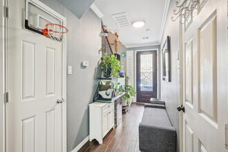 6363 Fairdale Ln in Houston, TX - Building Photo - Building Photo