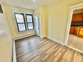 213 Gates Ave in Jersey City, NJ - Building Photo - Building Photo