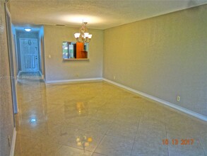 443 Lakeview Dr in Weston, FL - Building Photo - Building Photo