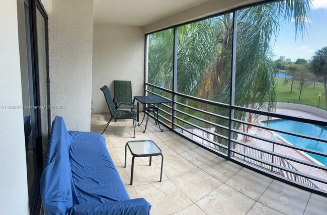 2312 S Cypress Bend Dr, Unit 308 in Pompano Beach, FL - Foto de edificio - Building Photo