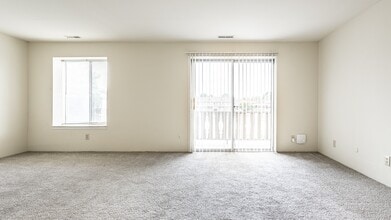 Scarborough Lake Apartments in Indianapolis, IN - Foto de edificio - Building Photo