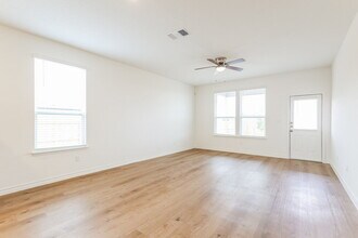 1194 Casa Luminar in Converse, TX - Building Photo - Building Photo