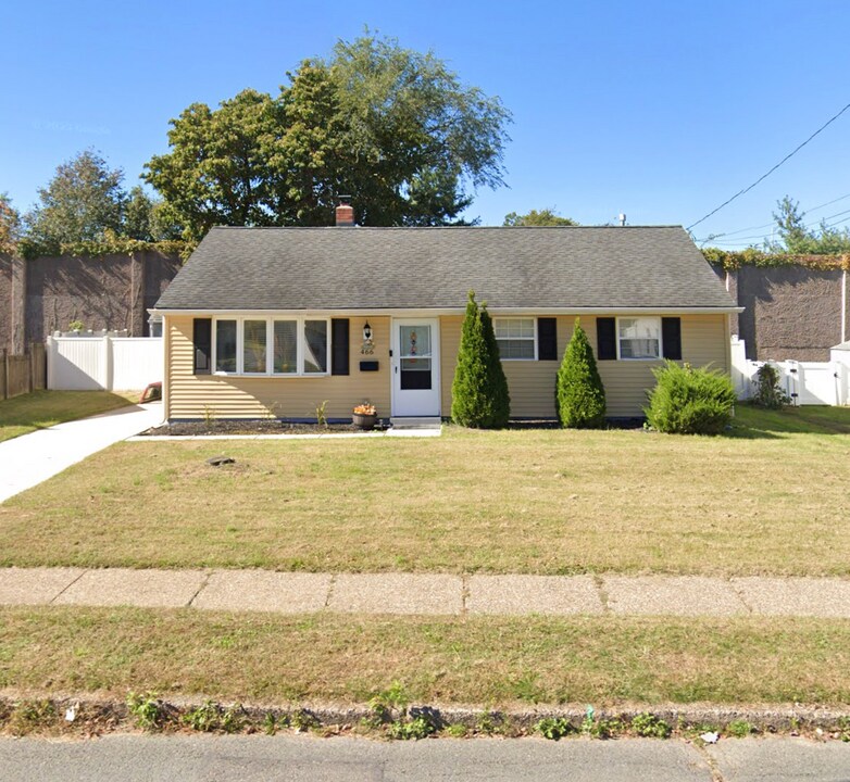 466 Windsor Dr in Bellmawr, NJ - Building Photo
