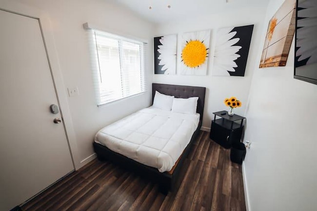 2115 N Raymond Ave, Unit 2123 B in Altadena, CA - Building Photo - Building Photo