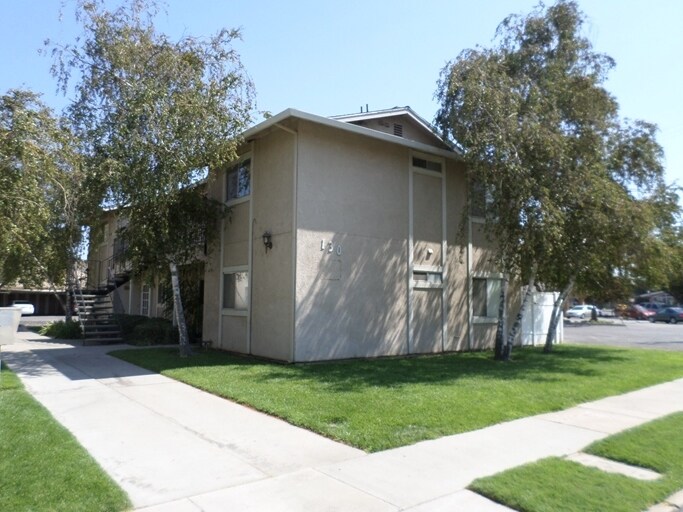 130 N Elm Ave in Ripon, CA - Building Photo