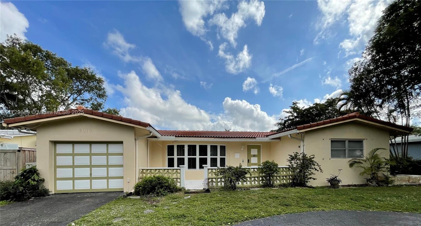 2010 NW 34th St in Oakland Park, FL - Foto de edificio