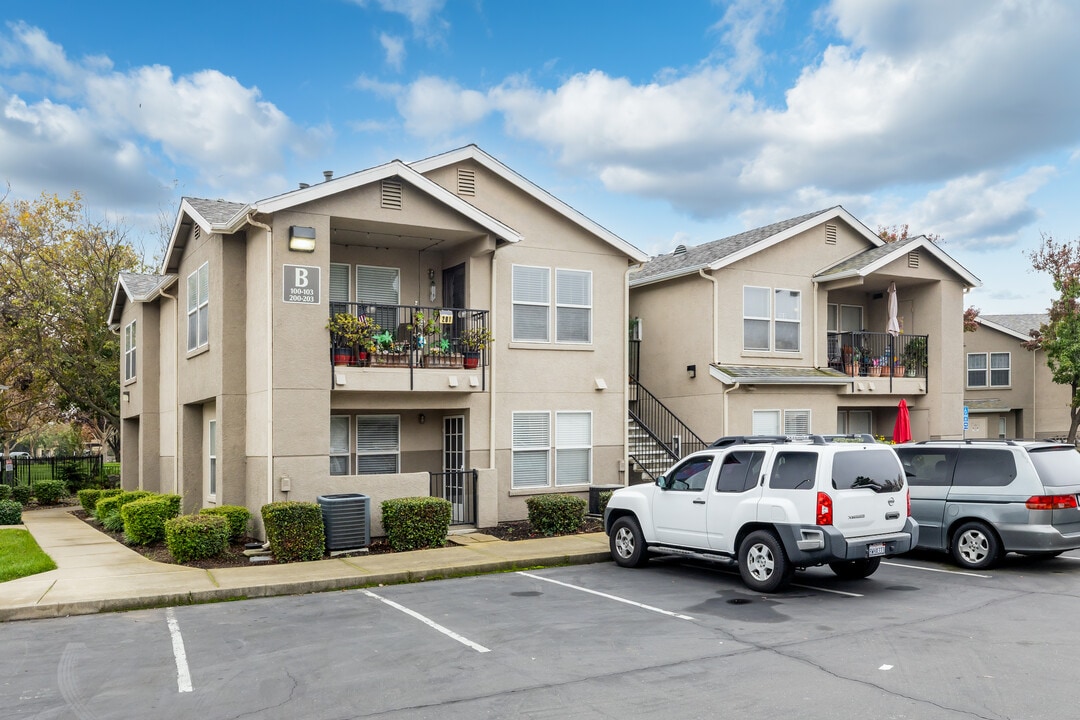 Renwick Square in Elk Grove, CA - Foto de edificio