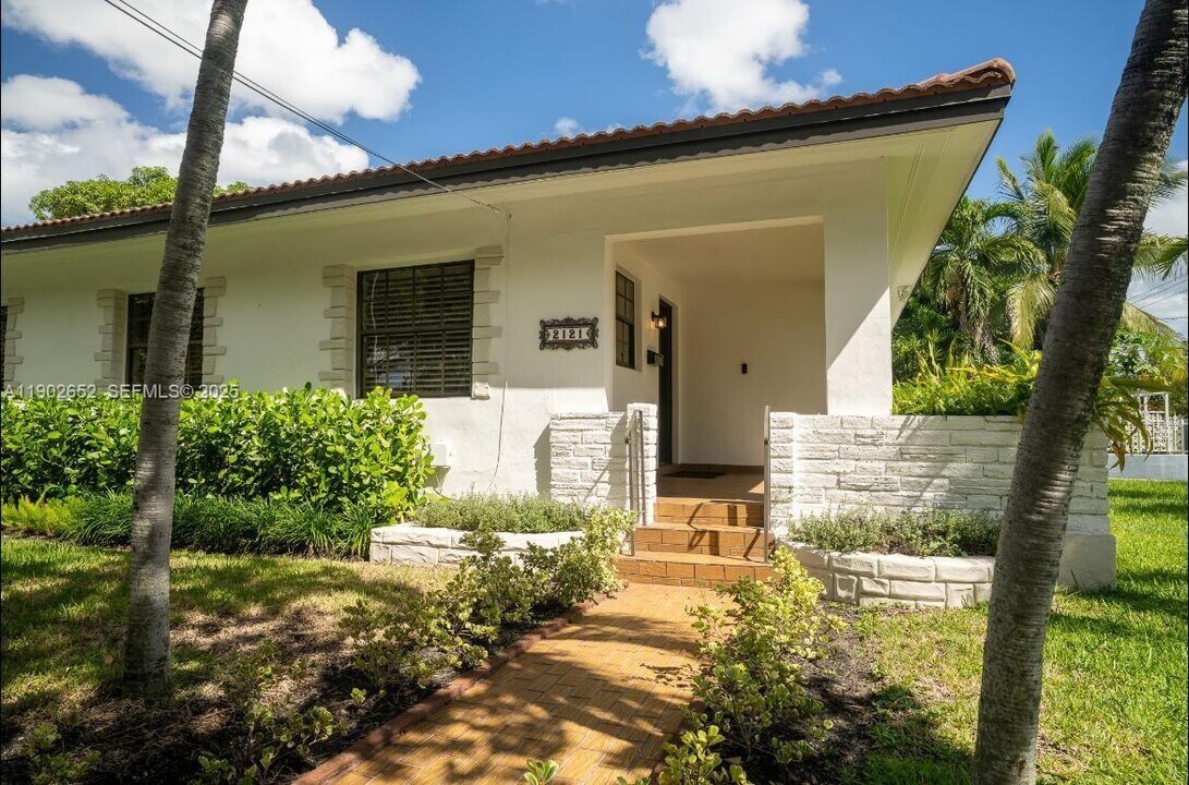2121 SW 13th Ave in Miami, FL - Foto de edificio