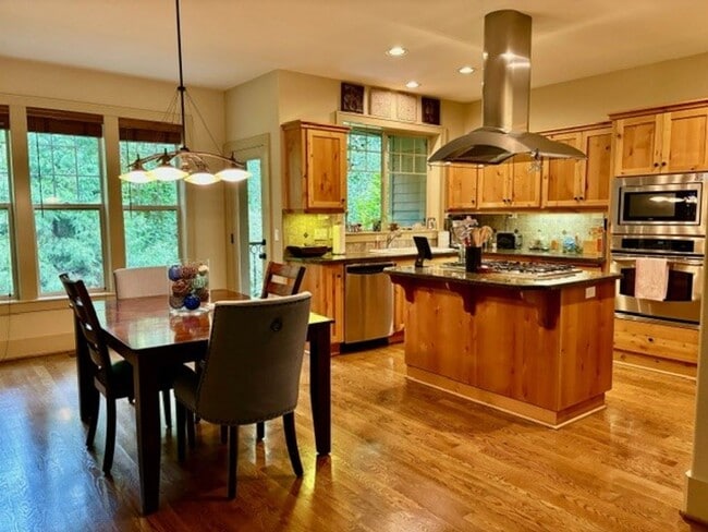 5075 W Sunset Dr in Lake Oswego, OR - Building Photo - Building Photo