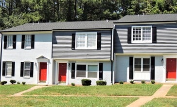 Greenwood Village in Charlotte, NC - Building Photo - Building Photo