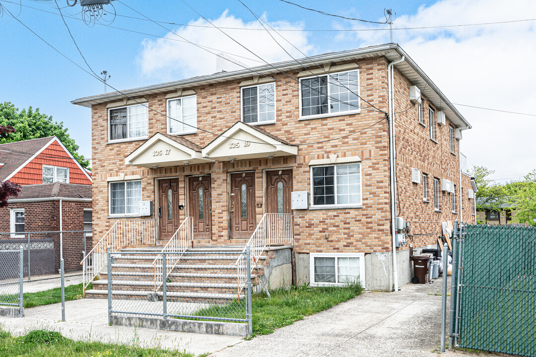 13517 221st St in Laurelton, NY - Building Photo