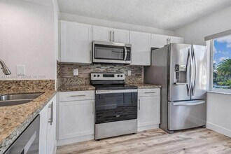 126 Riviera Cir in Weston, FL - Building Photo - Building Photo