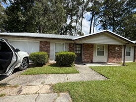 320 W Whatley St in Pooler, GA - Building Photo