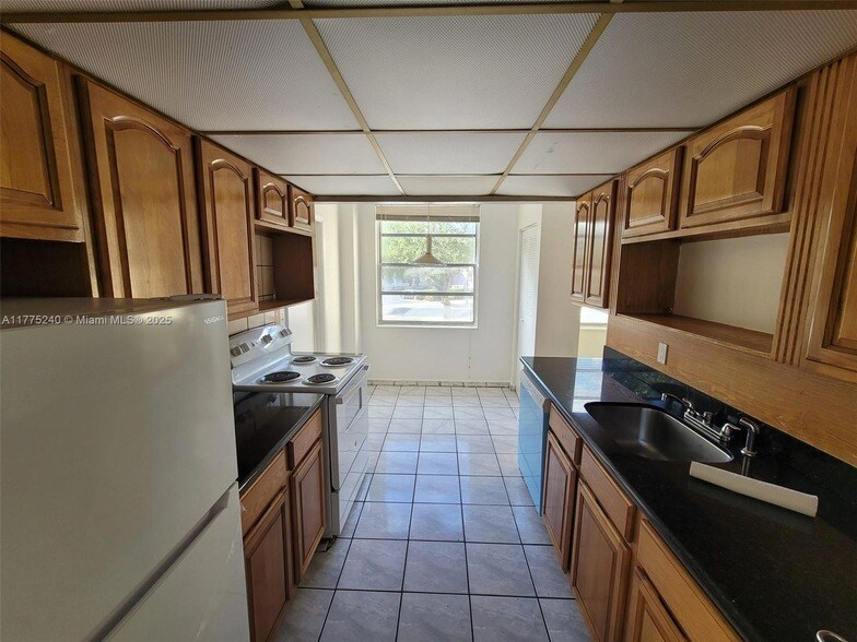 16400 NE 17th Ave, Unit 206 in North Miami Beach, FL - Building Photo