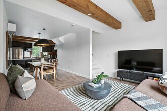 925 NE 23rd Ave in Portland, OR - Foto de edificio - Building Photo