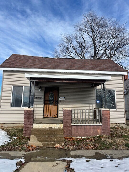 417 W Reynolds St in Springfield, IL - Building Photo