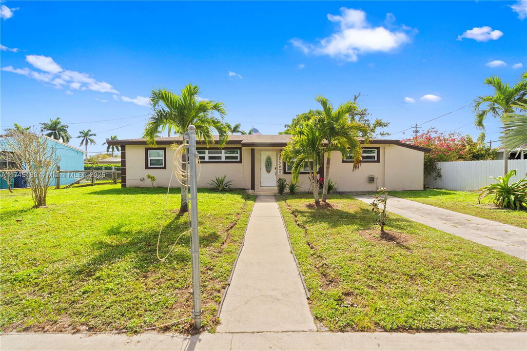 3120 NW 176th St in Miami Gardens, FL - Foto de edificio