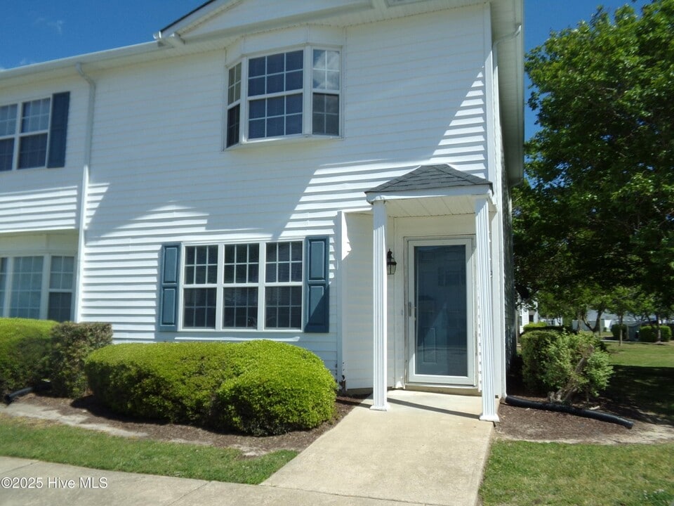 3987 Sterling Pointe Dr in Winterville, NC - Building Photo