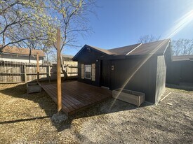 3011 W César E Chávez Blvd in San Antonio, TX - Building Photo