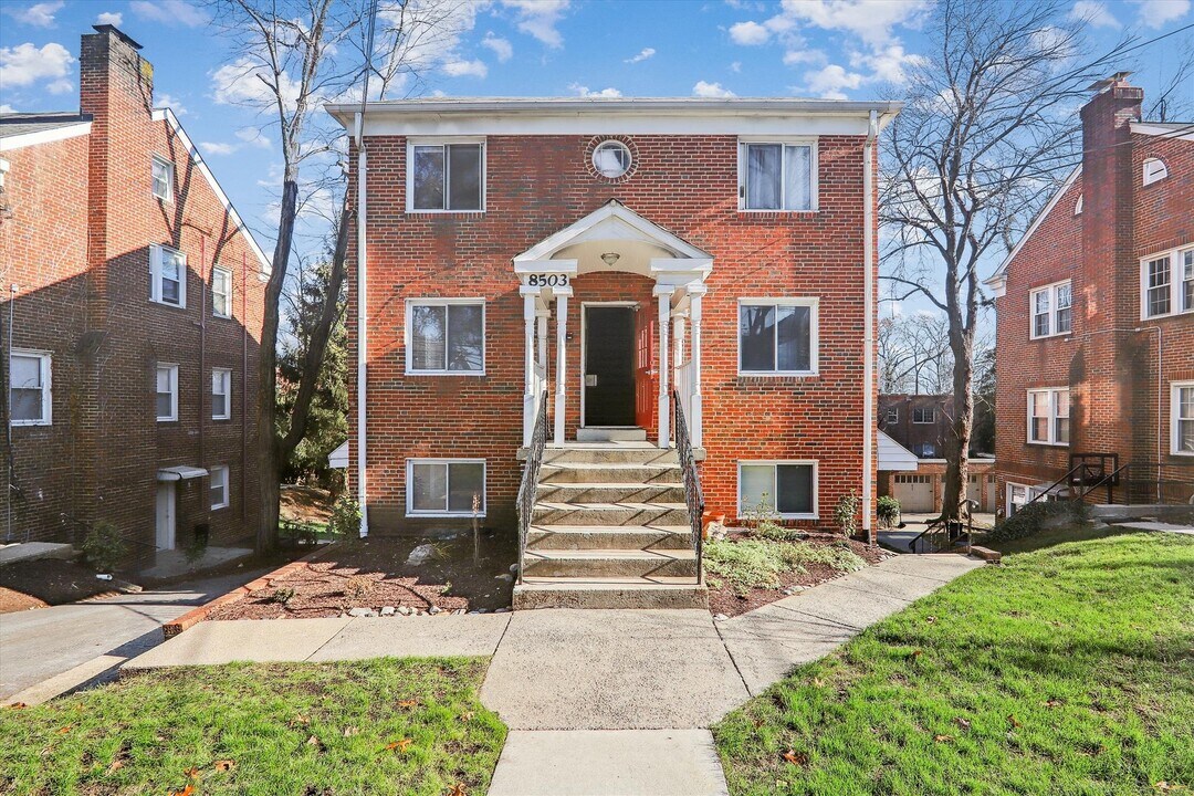 8505 Flower Ave in Takoma Park, MD - Foto de edificio