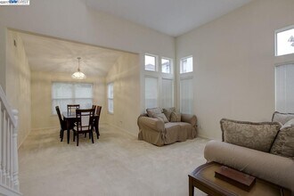 1982 Laguna Dr in Hayward, CA - Foto de edificio - Building Photo