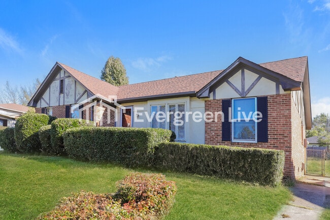 1404 Larchmont Dr in Greensboro, NC - Building Photo - Building Photo