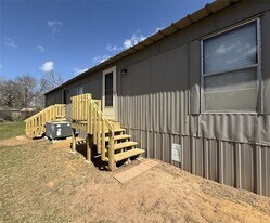 1025 E Owings St in Denison, TX - Building Photo