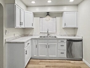 4000 S Delaware St in Englewood, CO - Building Photo - Building Photo