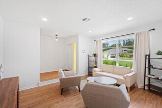 1019 Larch Way in Wellington, FL - Building Photo - Building Photo