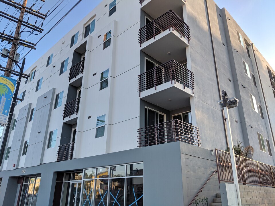 7343 Reseda Blvd, Unit 203 in Los Angeles, CA - Building Photo