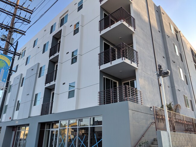 7343 Reseda Blvd, Unit 203