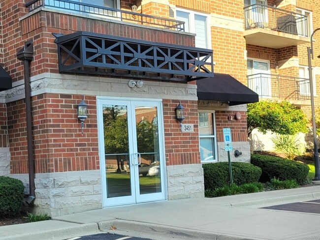 3451 N Carriageway Dr in Arlington Heights, IL - Building Photo - Building Photo