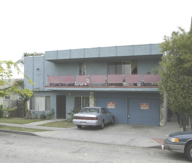 1036 Saint Louis Ave in Long Beach, CA - Building Photo - Building Photo